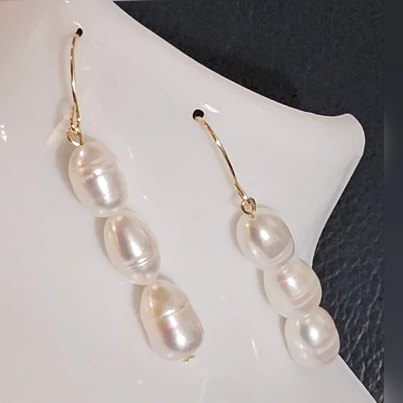 Elegant Gold and White Pearl Earrings - Picture 2 of 3